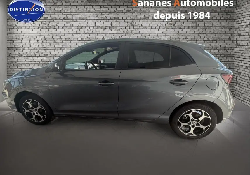 Vue de profil côté gauche d'une MG3 1.5 Hybrid+ gris Hampstead avec jantes alliage et vitres surteintées.