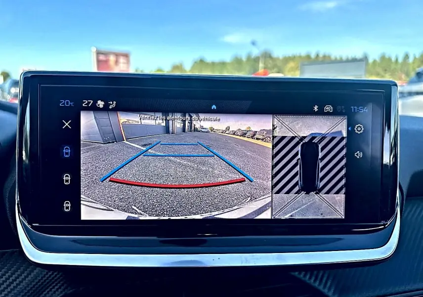Écran tactile intérieur de Peugeot 208 noir montrant la caméra de recul et vue 360° du stationnement.