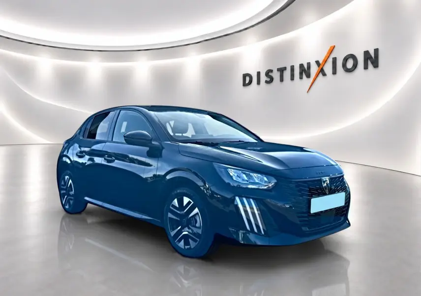 Peugeot 208 noire vue en 3/4 avant droit, avec phares LED et jantes alliage distinctives dans un showroom lumineux.