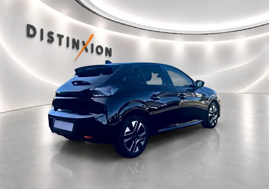 Peugeot 208 noire vue 3/4 arrière droit dans un showroom lumineux avec jantes alliage distinctives.