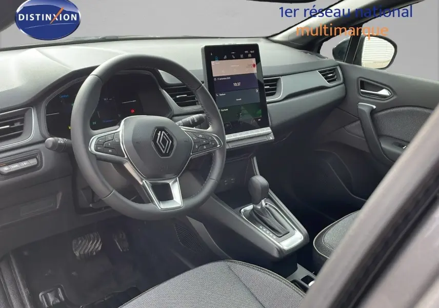 Intérieur du Renault Captur 2025 hybride, vue côté conducteur, avec écran tactile vertical et volant multifonction noir.