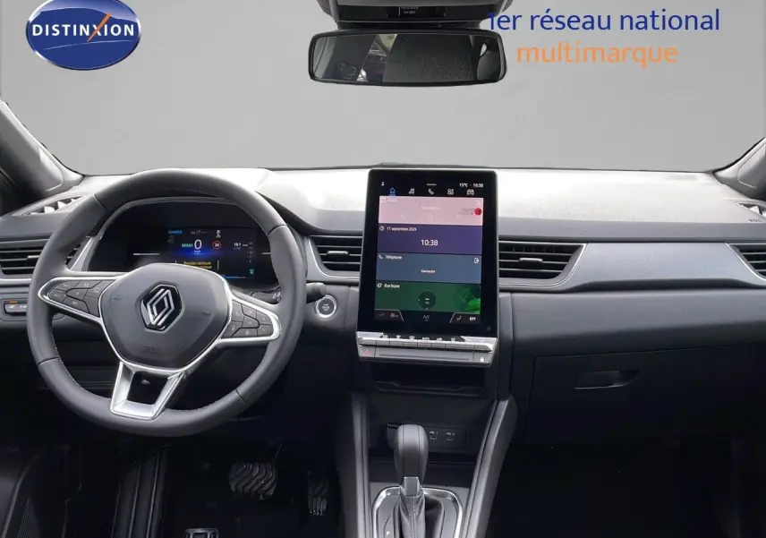 Intérieur moderne du Renault Captur 2025, tableau de bord avec écran tactile vertical et volant multifonction noir.