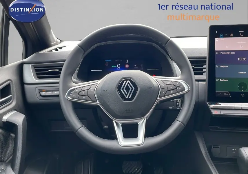 Vue frontale du volant et tableau de bord du Renault Captur 2025 hybride, intérieur noir avec écran tactile central.