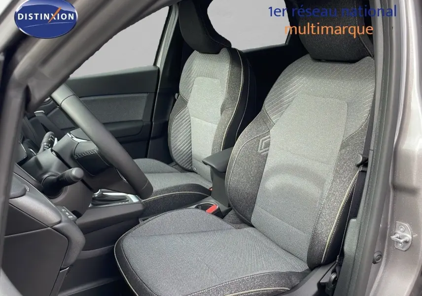 Vue intérieure côté conducteur du Renault Captur 2025 gris Cassiopée avec sièges tissu gris et détails noirs.