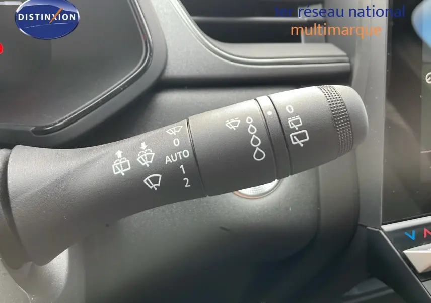 Gros plan sur la commande des essuie-glaces à gauche du volant dans le tableau de bord du Renault Captur gris cassiopée 2025.