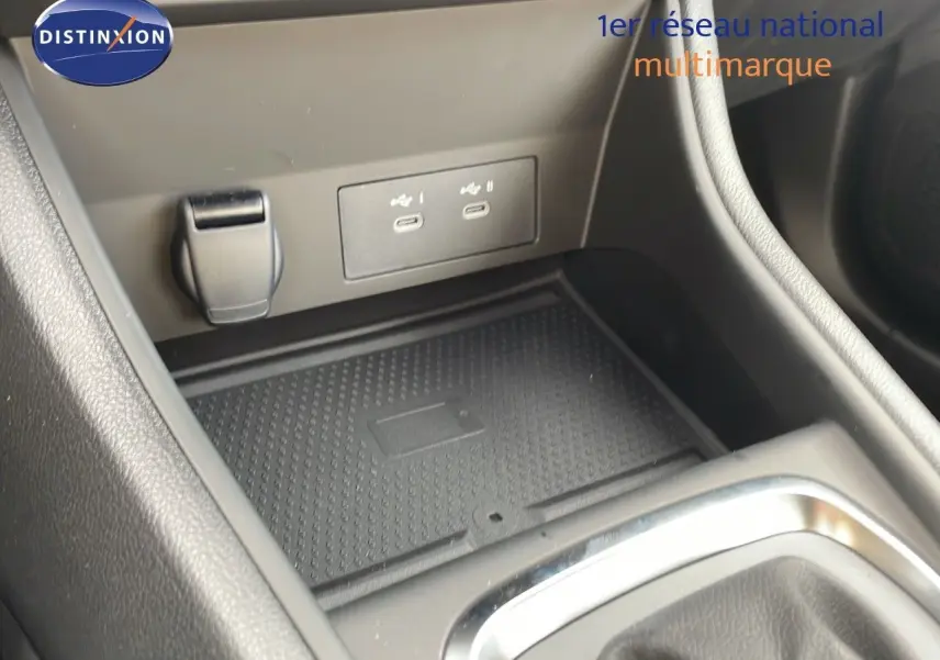 Espace de rangement central avec prises USB-C et prise 12V dans l'habitacle du Renault Captur gris cassiopée 2025.