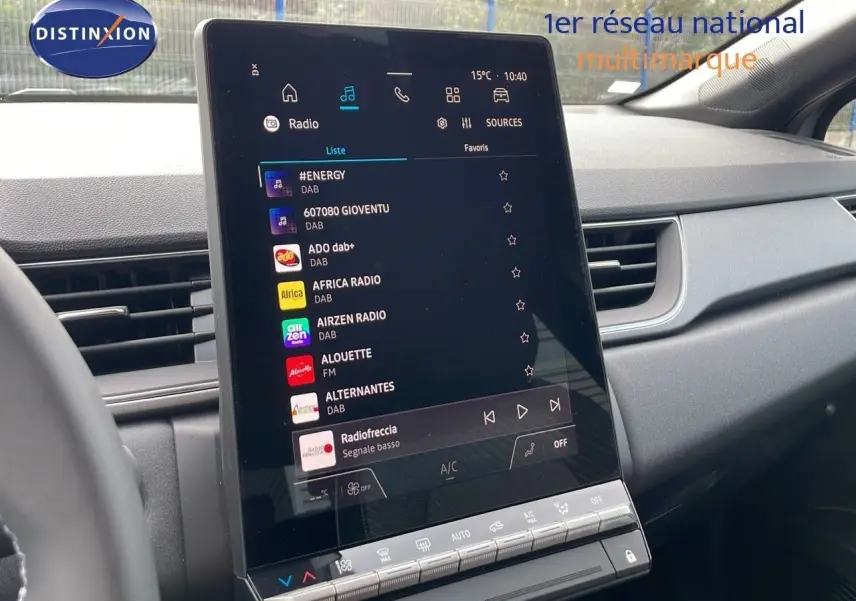 Écran tactile central allumé dans l'habitacle du Renault Captur gris cassiopée, vue côté passager.