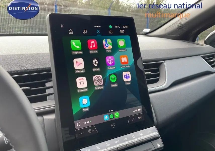 Vue intérieure du tableau de bord du Renault Captur 2025 avec écran tactile central affichant plusieurs applications colorées.