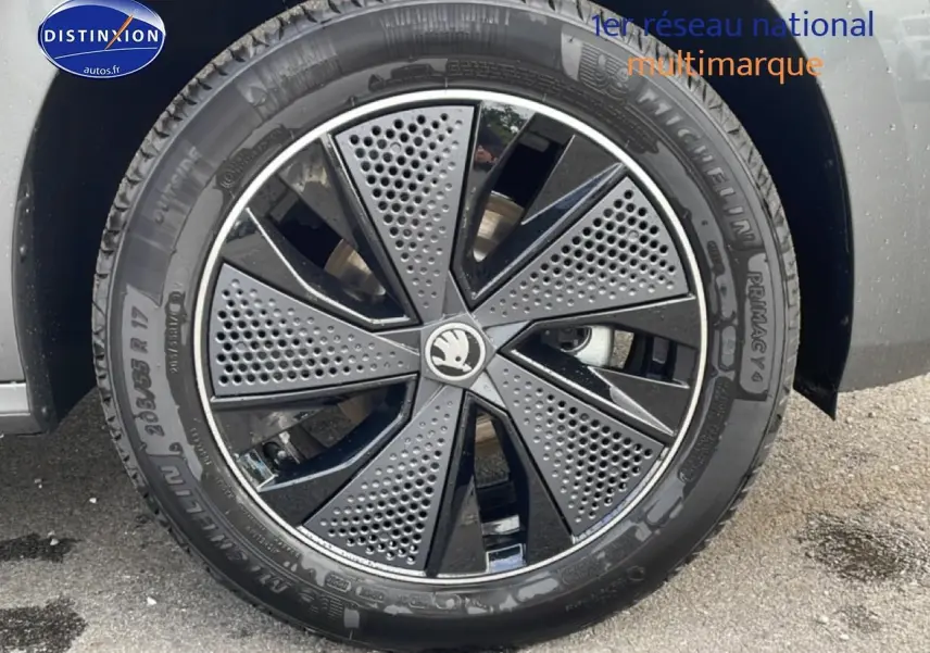 Gros plan sur la jante alu noire et grise du côté gauche d’un Skoda Kamiq gris graphite, modèle 2026.