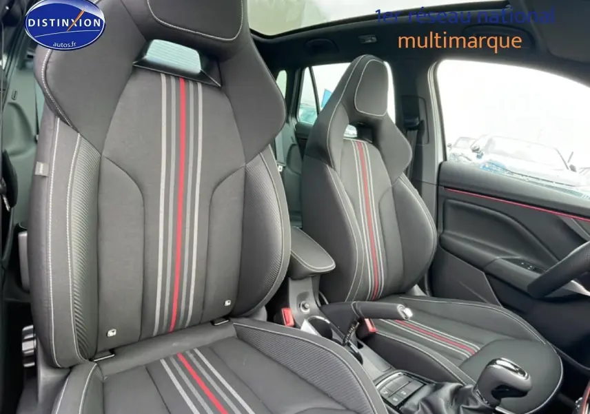 Vue intérieure sur les sièges avant sport gris graphite avec bandes rouges et grises du Skoda Kamiq Monte Carlo 2026.