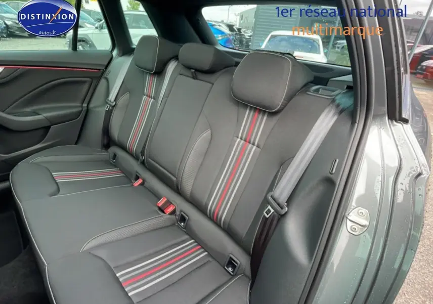 Vue intérieure côté droit sur la banquette arrière noire avec bandes rouges et grises du Skoda Kamiq gris graphite Monte Carlo 2026.