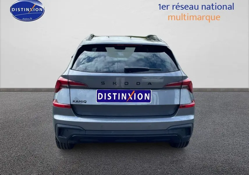Vue arrière d'un Skoda Kamiq gris graphite avec feux LED et diffuseur noir, sur fond neutre.