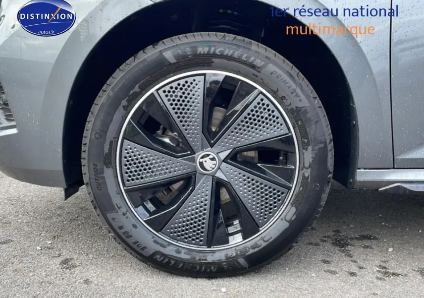 Gros plan sur la roue avant droite gris graphite du Skoda Kamiq 2026 avec jante alu au design moderne.