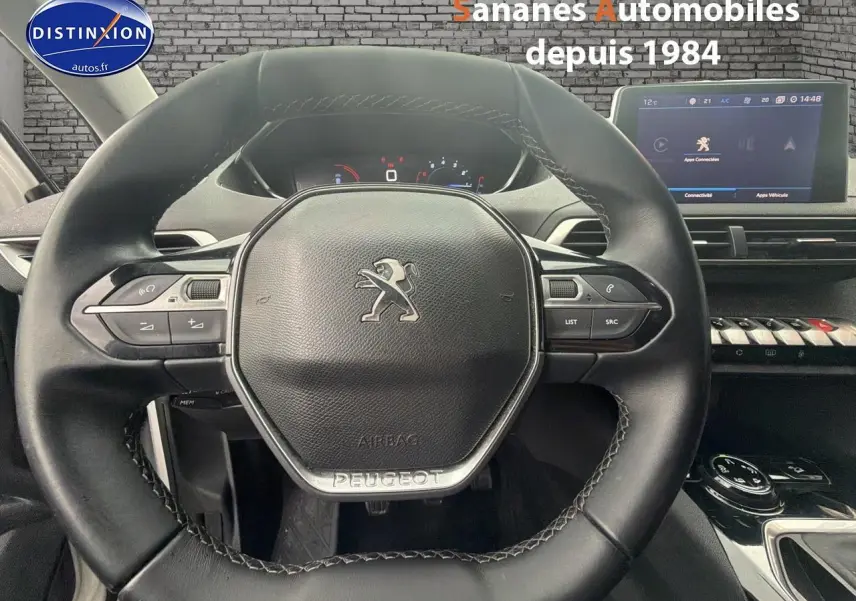 Vue rapprochée du volant cuir noir et du tableau de bord numérique du Peugeot 3008 blanc de 2020, version Allure.
