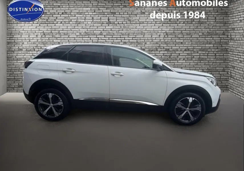 Profil côté gauche d'un Peugeot 3008 blanc nacré de 2020 avec jantes alliage noires et toit noir contrasté.
