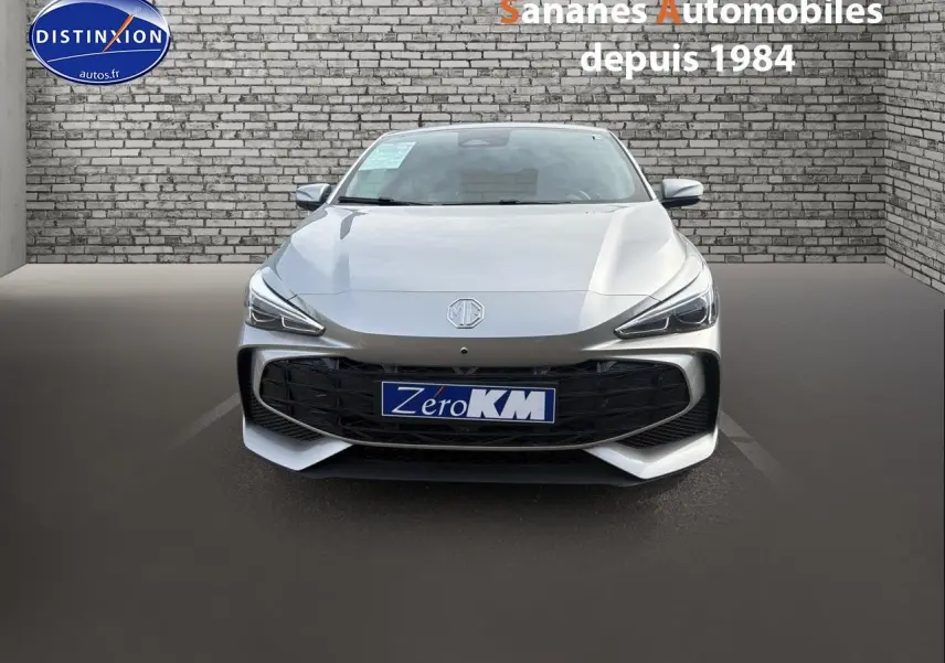 Vue avant d'une MG3 1.5 Hybrid+ 195 Luxury en Cosmic Silver avec calandre noire et phares effilés.