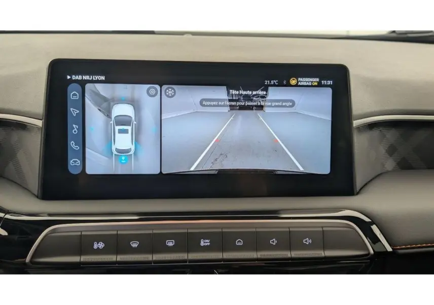 Écran tactile central de 10,25 pouces montrant la caméra 360° et l’aide au stationnement du MG3 Cosmic Silver, vue intérieure.