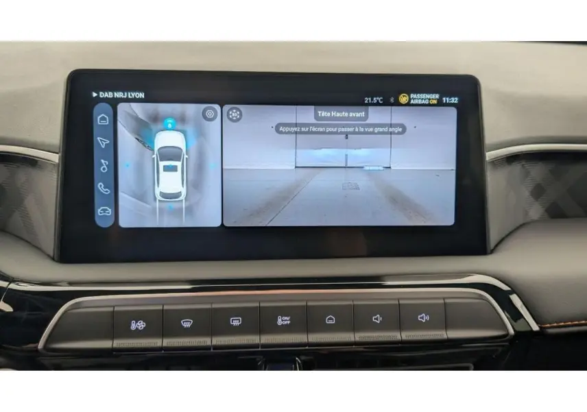 Écran central tactile de 10,25 pouces montrant la caméra 360° dans l’habitacle du MG3 Cosmic Silver.