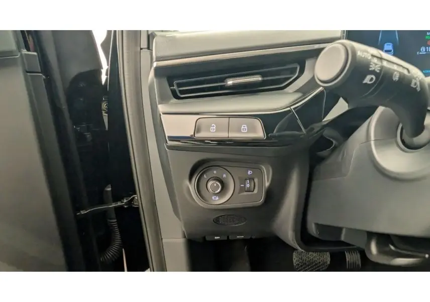 Détail intérieur côté gauche du tableau de bord du MG3 1.5 Hybrid+ 195 Luxury avec commandes de réglage des rétroviseurs.