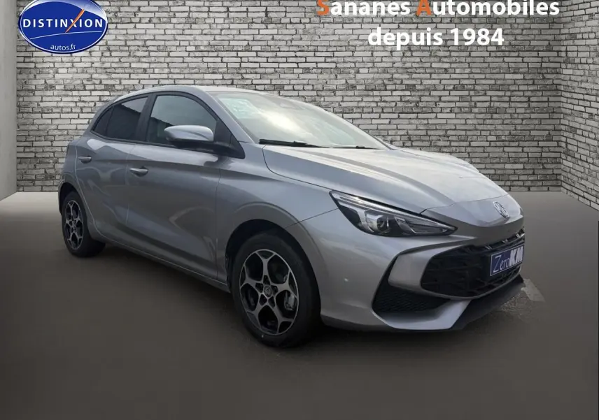 MG3 1.5 Hybrid+ 2026 en Cosmic Silver, vue 3/4 avant droit avec jantes distinctives et vitres teintées.