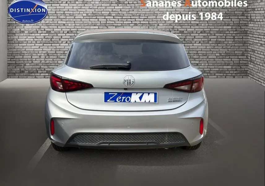 Vue arrière du MG3 1.5 Hybrid+ 195 Luxury en Cosmic Silver, avec vitres surteintées et feux arrière rouges.
