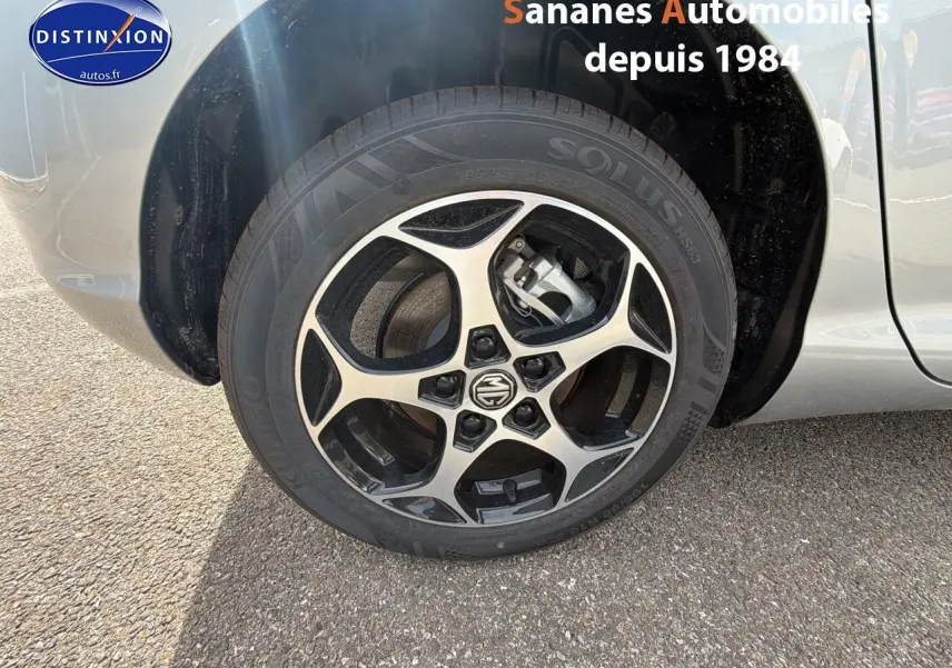 Gros plan sur la roue avant gauche de la MG3 1.5 Hybrid+ 2026 en Cosmic Silver avec jante alliage noire et argent.