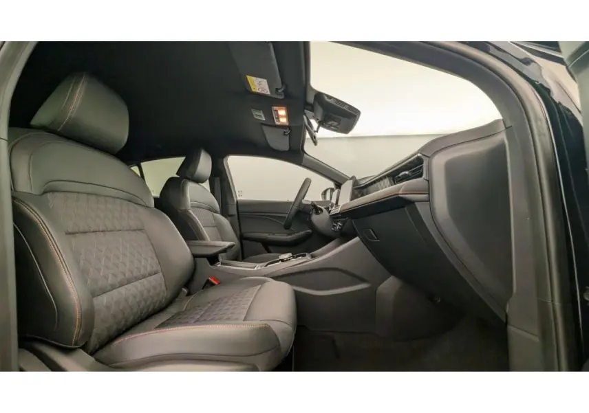 Vue intérieure côté passager avant du MG3 1.5 Hybrid+ 195 Luxury avec sellerie tissu/similicuir noir et tableau de bord moderne.