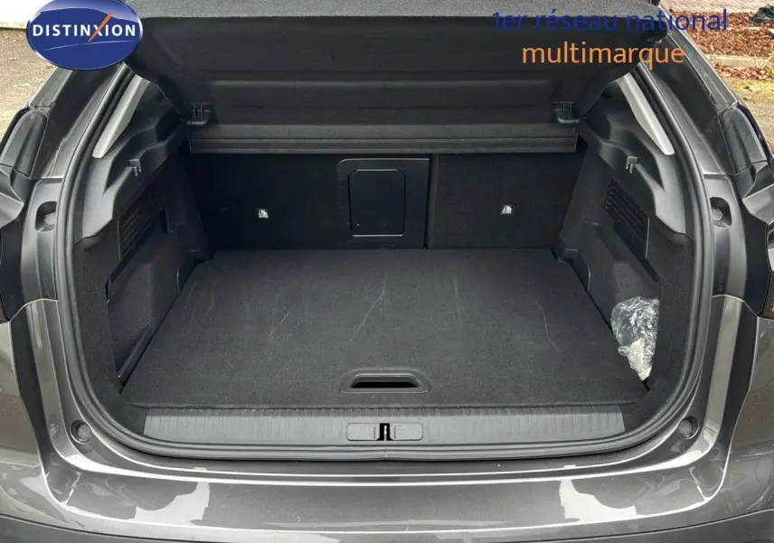 Coffre ouvert d'une Citroën C4 2021 gris avec toit noir, montrant un espace de chargement propre et spacieux.