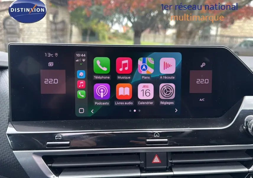 Écran tactile central affichant applications connectées dans l'habitacle d'une Citroën C4 2021.