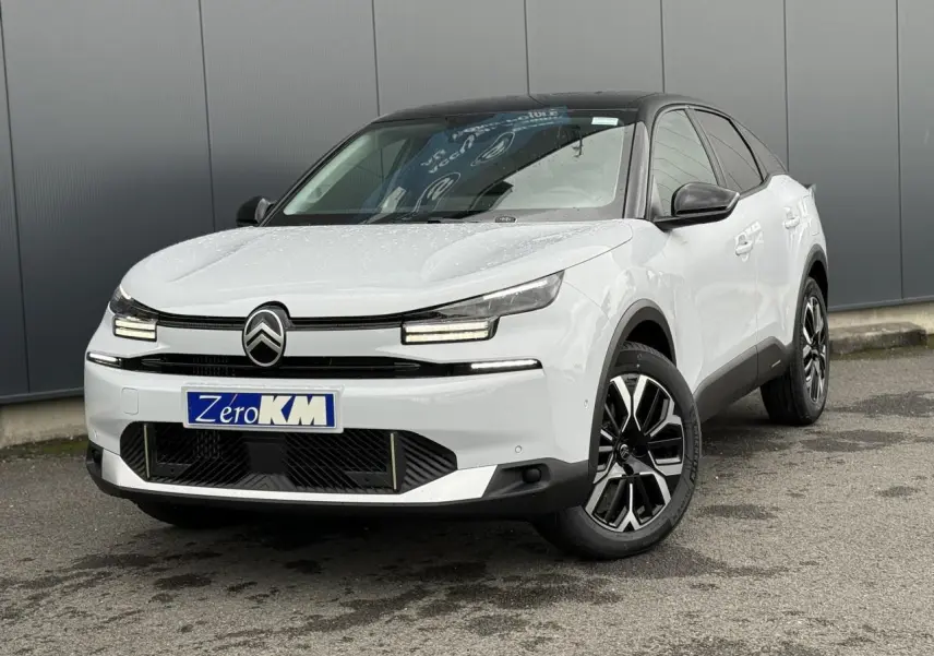 Citroën C4 NV Hybrid blanc Okénite avec toit noir, vue 3/4 avant mettant en valeur ses phares LED et jantes 18 pouces.