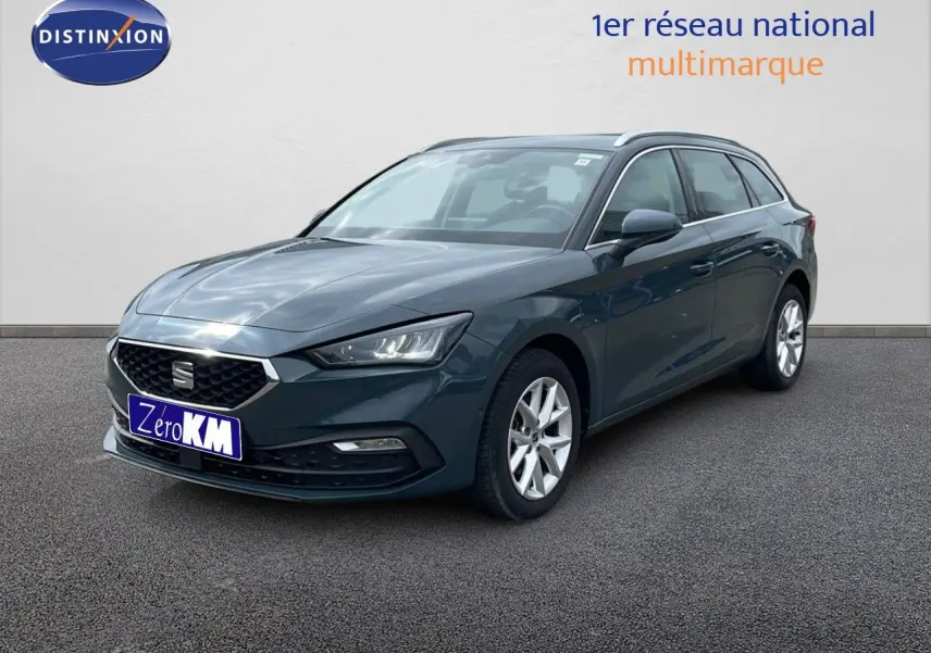 SEAT LEON ST gris magnétique métal vue 3/4 avant droit sur sol gris avec calandre et phares LED distinctifs.