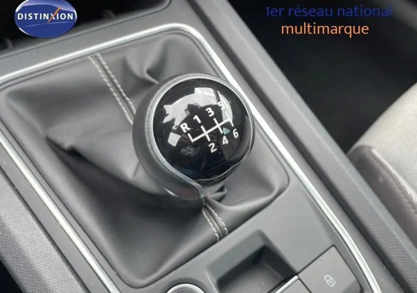 Gros plan sur le levier de vitesses manuel noir de la SEAT LEON ST 2.0 TDI 115CH STYLE XL, intérieur cuir gris.