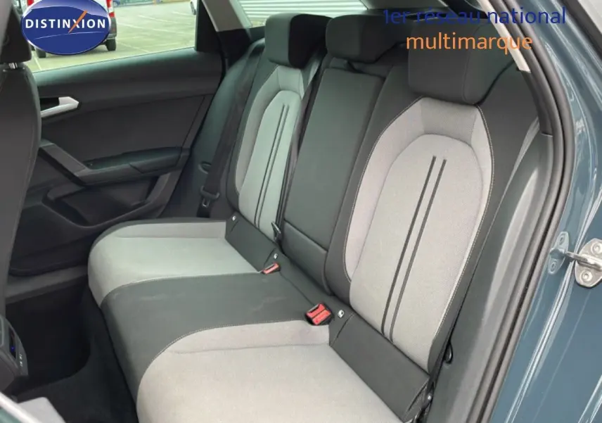 Vue intérieure côté droit des sièges arrière gris clair et foncé d'un SEAT LEON ST 2025 gris magnétique métal.