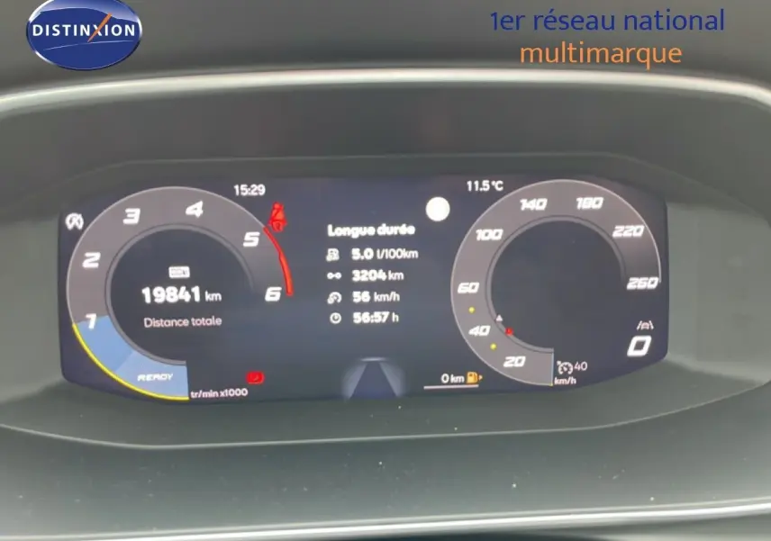 Vue rapprochée du tableau de bord numérique du SEAT LEON ST 2025 affichant la consommation et la vitesse.