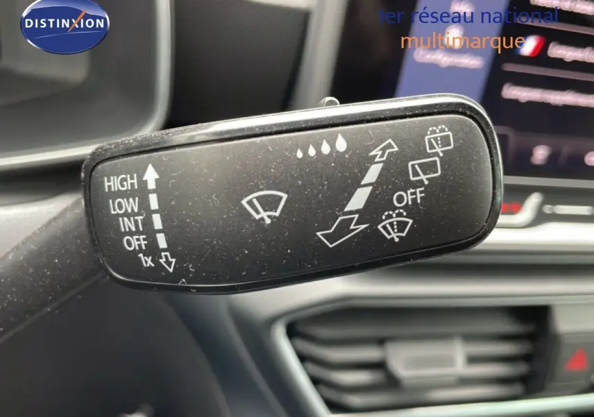 Gros plan sur la commande des essuie-glaces dans l’habitacle du SEAT LEON ST gris magnétique 2025.