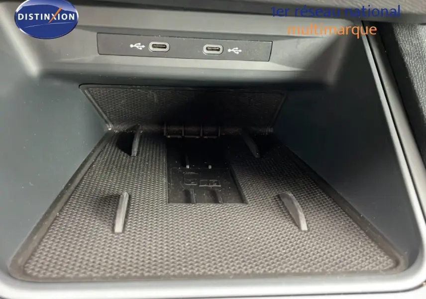 Gros plan sur la zone de recharge sans fil et ports USB-C du SEAT LEON ST 2.0 TDI 115CH STYLE XL 2025.