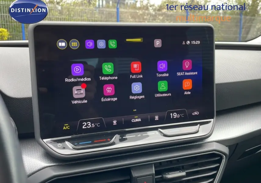 Écran tactile central du tableau de bord du SEAT LEON ST 2025, affichant les réglages multimédias et climatisation.