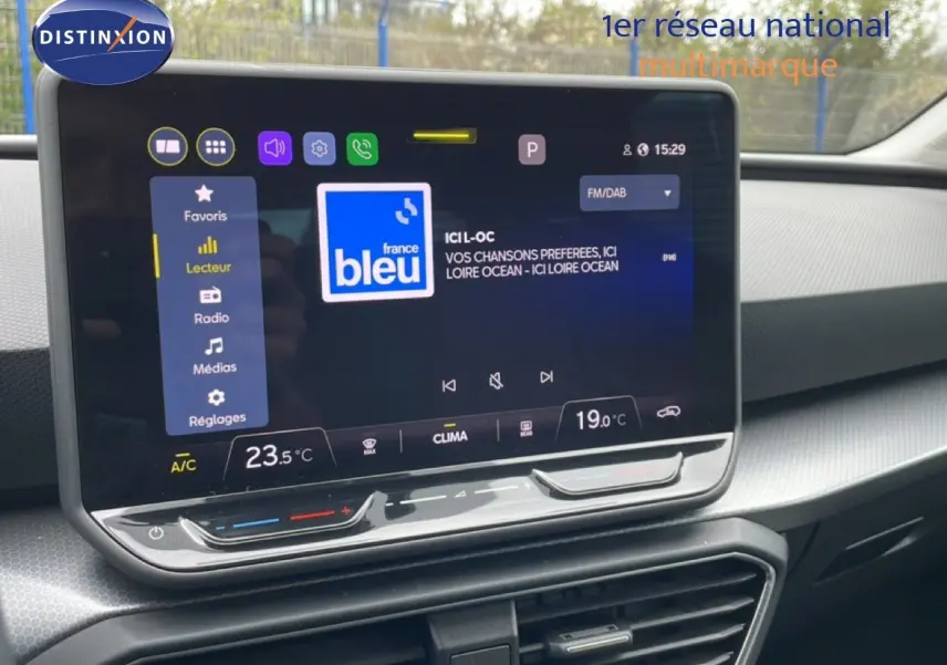 Écran tactile central affichant la radio France Bleu dans l’habitacle gris d’un SEAT Leon ST 2025.