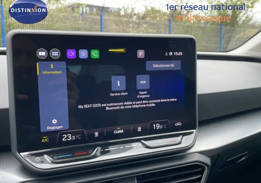 Écran tactile central affichant les réglages climatisation dans l’habitacle d’une SEAT LEON ST gris magnétique.