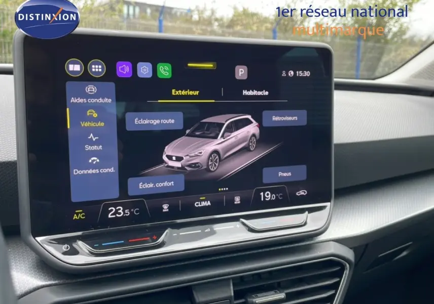 Écran tactile central du tableau de bord du SEAT LEON ST 2025, affichant les réglages d’éclairage et de climatisation.