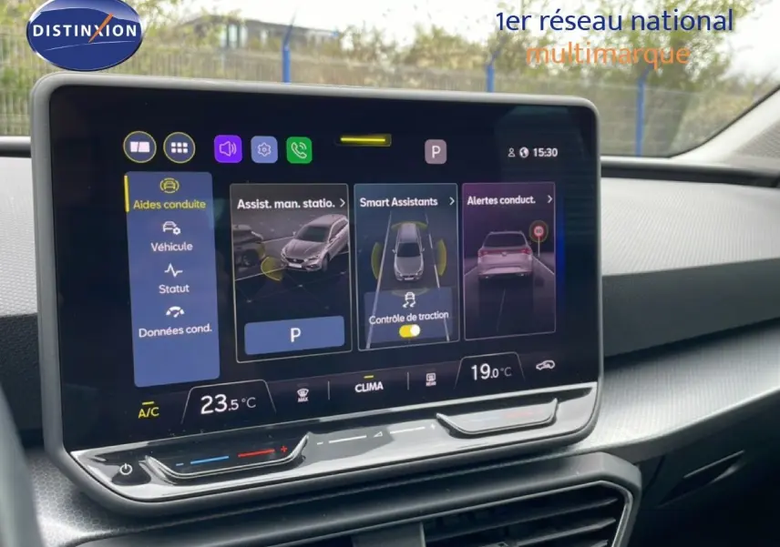 Écran tactile central du tableau de bord du SEAT LEON ST gris magnétique, affichant les aides à la conduite et la climatisation.