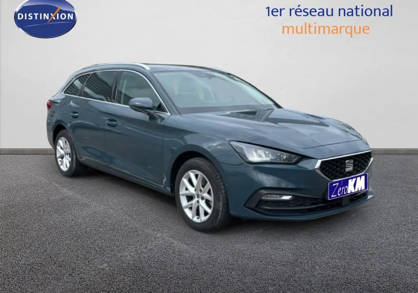 SEAT Leon ST gris magnétique métal vue 3/4 avant droit, break diesel avec jantes alliage 16 pouces.