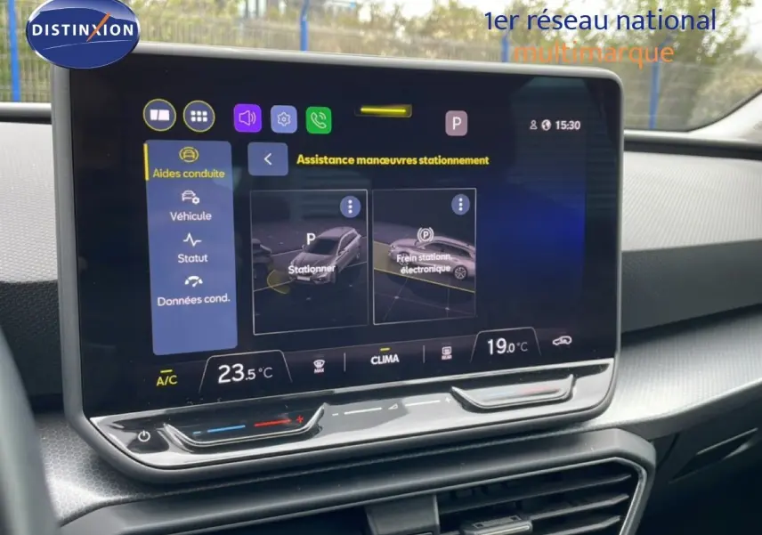 Écran tactile central du tableau de bord du SEAT LEON ST 2025 affichant l'assistance au stationnement.