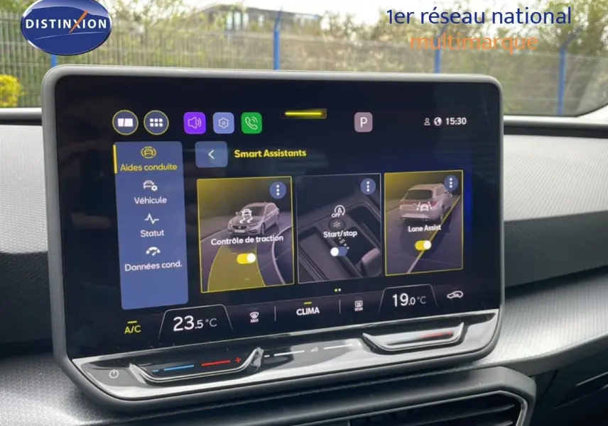 Écran tactile central du tableau de bord du SEAT Leon ST 2025, affichant les assistants de conduite.