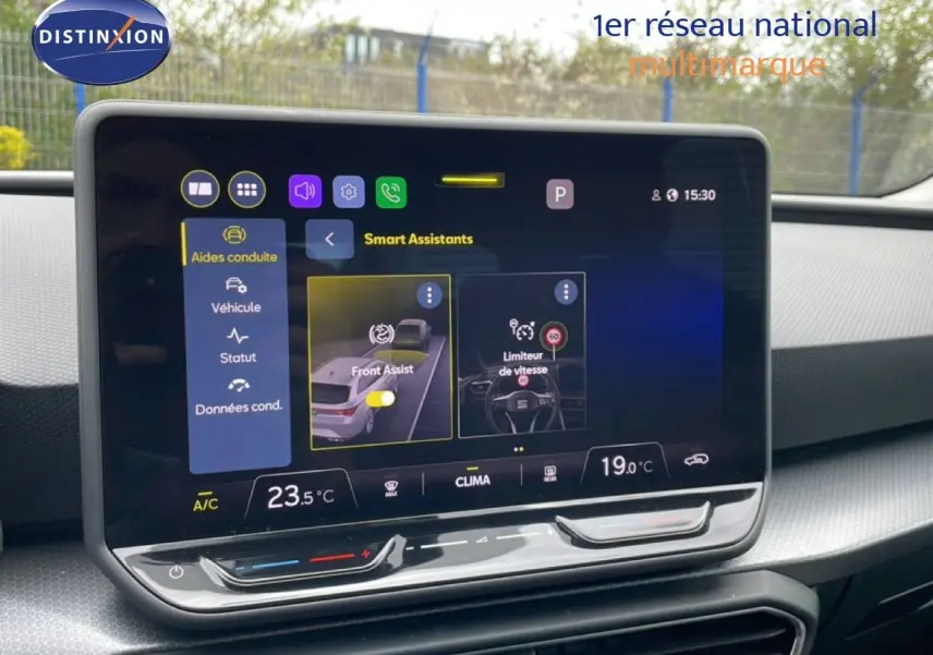 Écran tactile du tableau de bord de la SEAT LEON ST 2025 affichant les aides à la conduite et la climatisation.