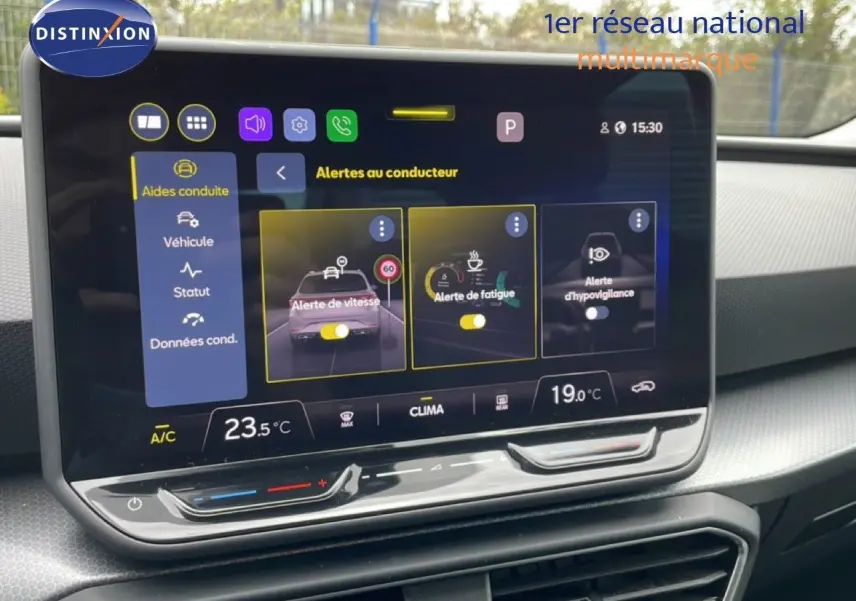 Vue rapprochée de l'écran tactile intérieur du SEAT LEON ST gris magnétique, affichant les alertes au conducteur.