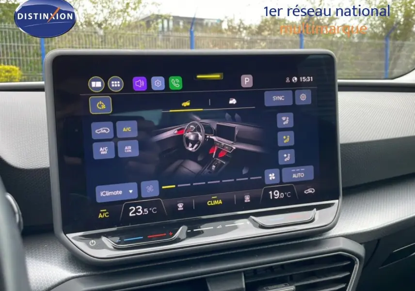 Écran tactile central affichant la climatisation d’une SEAT LEON ST gris magnétique, vue intérieure frontale.