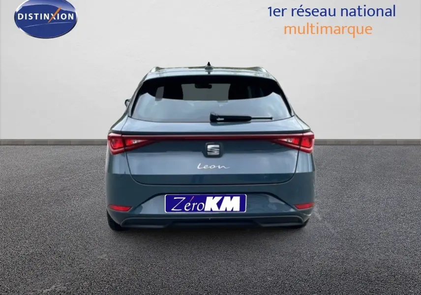 Vue arrière d'une SEAT Leon ST gris magnétique métal avec feux arrière connectés et logo central lumineux.