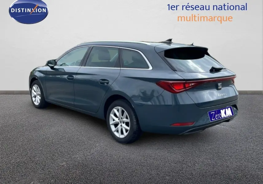 Vue 3/4 arrière droite d'une SEAT LEON ST gris magnétique métal, break diesel élégamment profilé avec feux LED arrière.