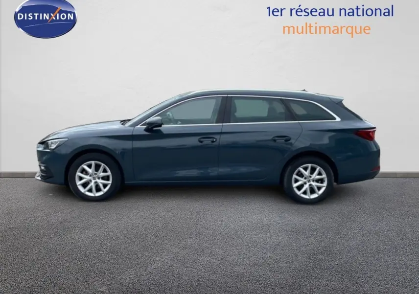 Profil droit d'une SEAT LEON ST 2.0 TDI 115CH STYLE XL gris métallique, avec jantes alliage et lignes épurées.